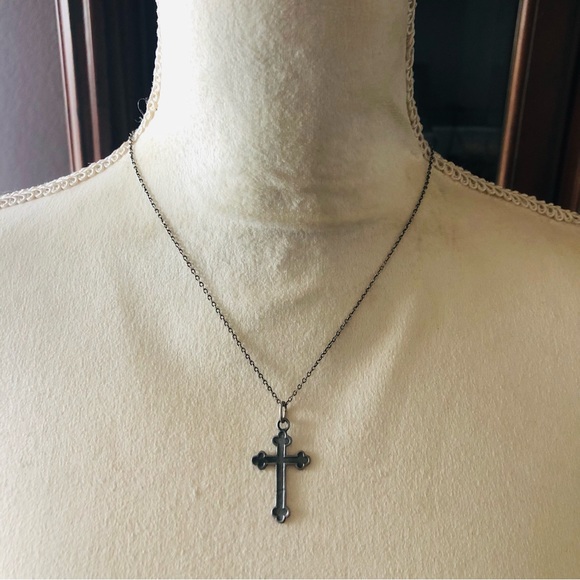 Vintage pewter cross pendant on chain necklace - Picture 3 of 9